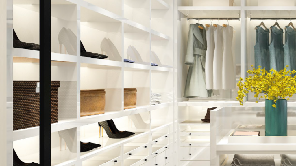 Produits à faible rotation exposés dans une boutique de prêt-à-porter haut de gamme